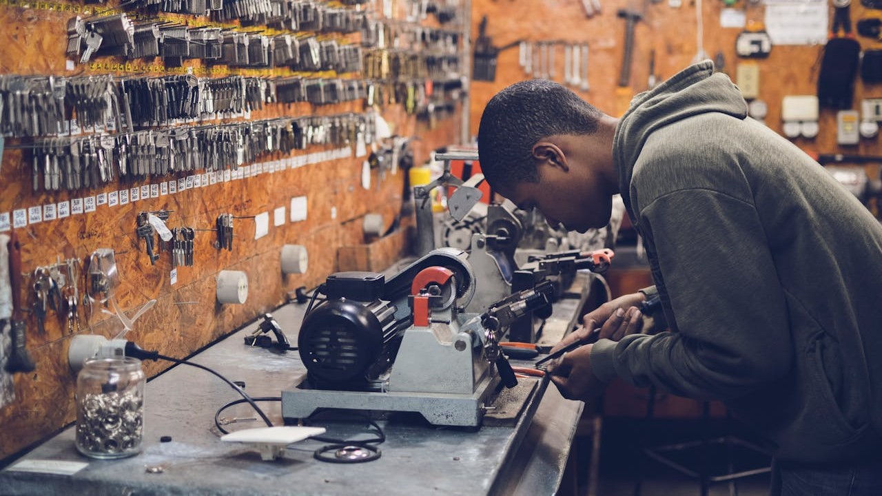 Slotenmaker kopieert sleutels als alternatief voor smart lock installeren