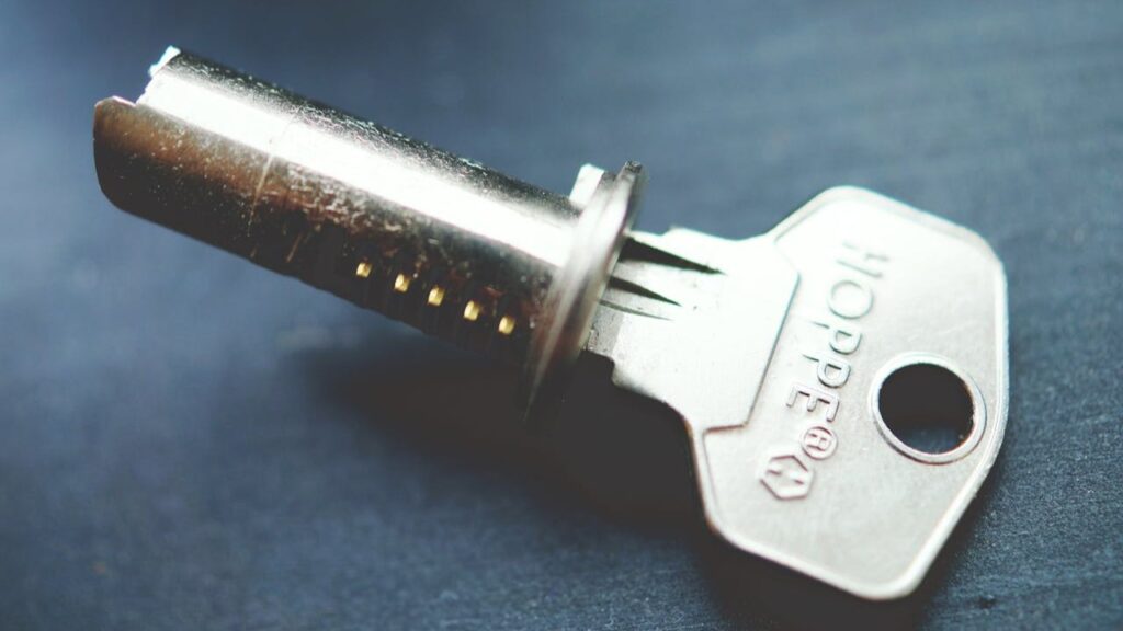 Cilindersleutel in detail als onderdeel bij smart lock installeren