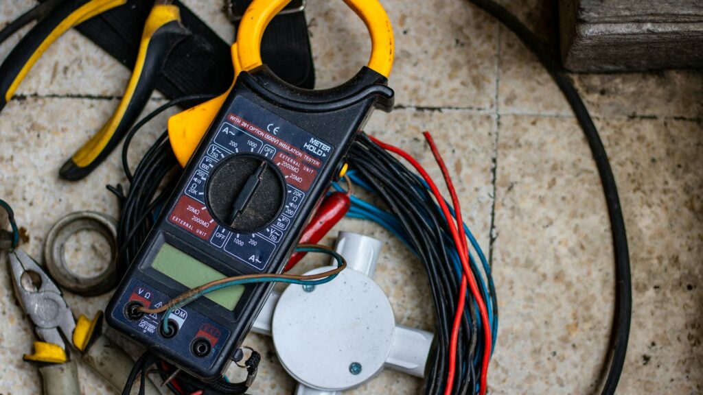 Elektra vernieuwen tijdens verbouwing met spanningsmeter en losse bedrading op vloer