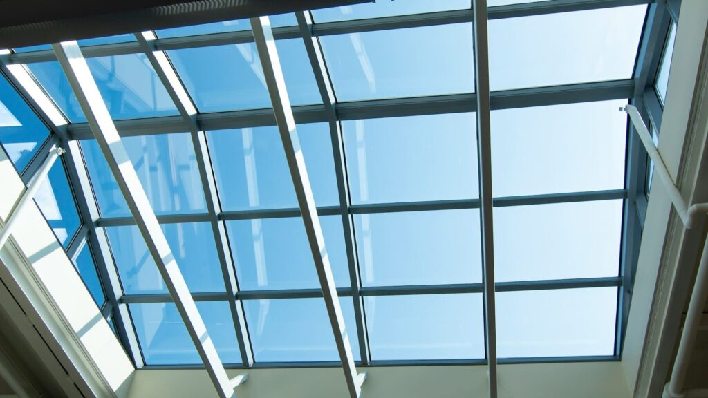 Dakraam plaatsen met grote glazen lichtstraat in moderne dakconstructie