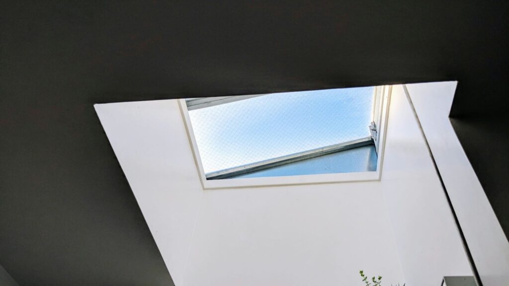 Dakraam plaatsen in schuin dak met strakke witte binnenafwerking