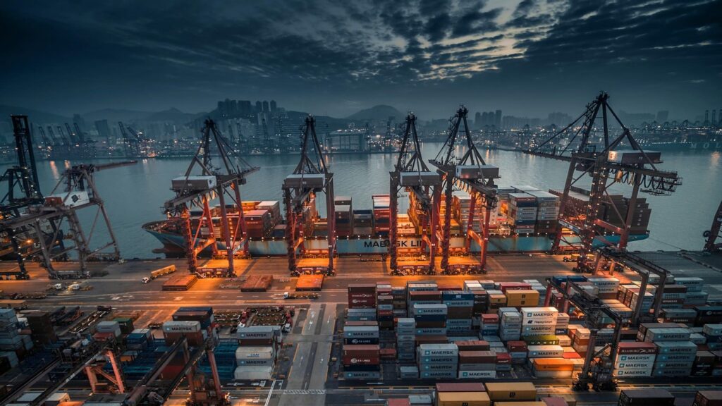 Containerkraan lost schip in verlichte haven tijdens container lossen haven proces