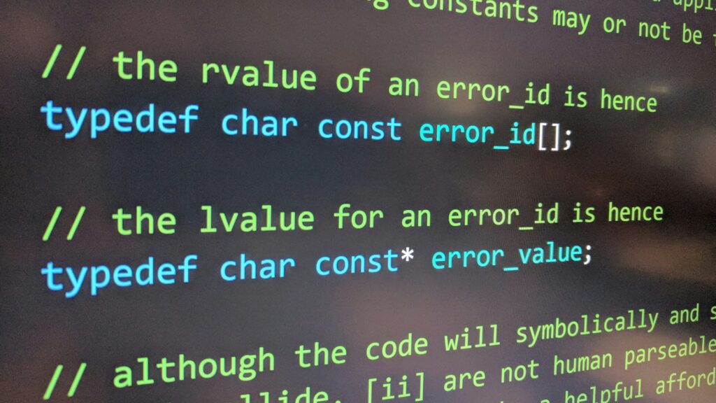 Code met foutmeldingen en typedef-structuren tijdens het bug oplossen in een programmeeromgeving