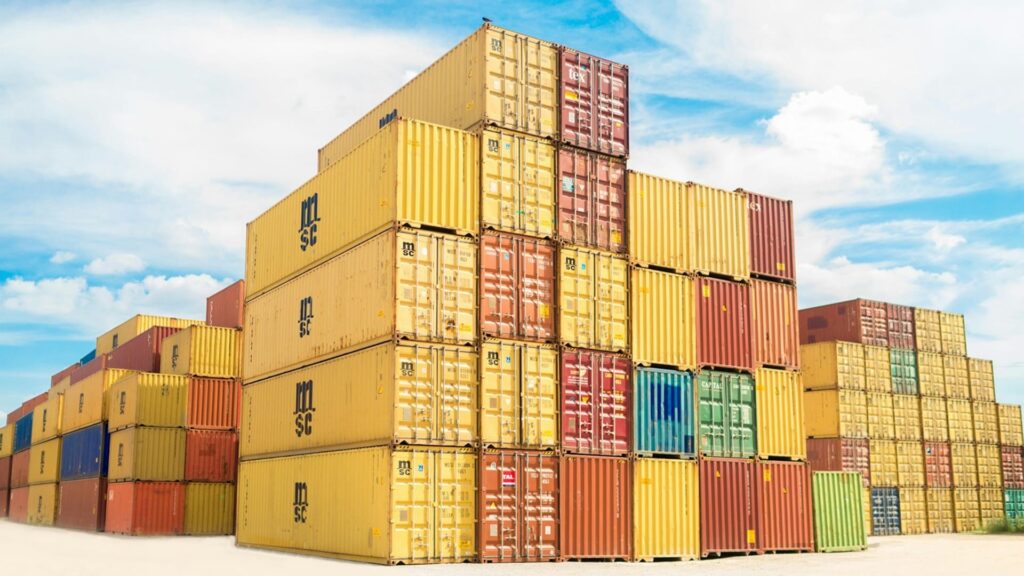Gestapelde zeecontainers in opslag op terminal binnen container lossen haven