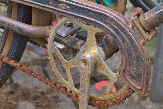 Een geroeste fietsketting op een oude geroeste fiets