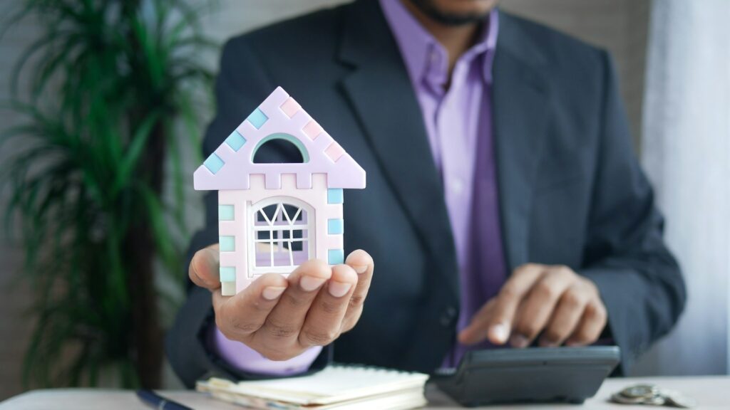 Adviseur met modelwoning en calculator bij uitleg over hypotheekadvies snelheid