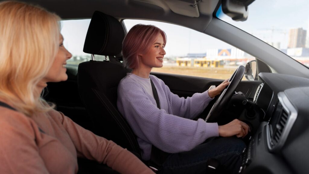 Rijles met instructeur in auto terwijl wachttijden rijscholen invloed hebben op planning
