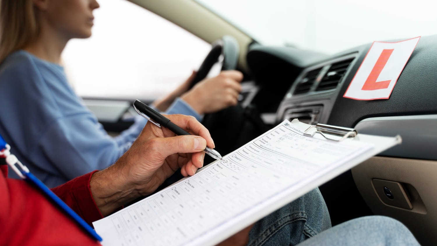 Leerling rijdt auto tijdens praktijkles met instructeur door oplopende wachttijden rijscholen