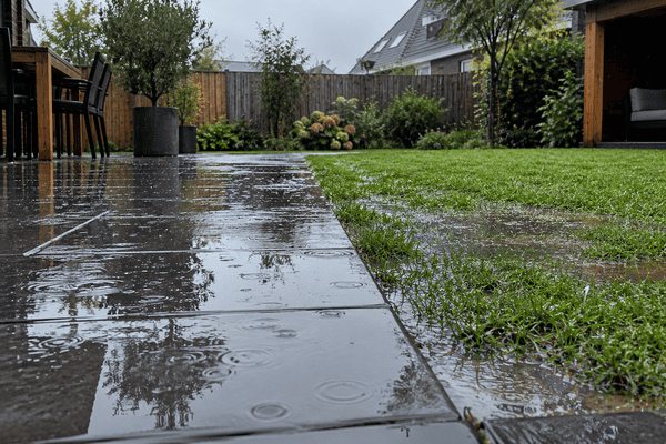 Regenachtige Tuin Met Spiegelende Plassen